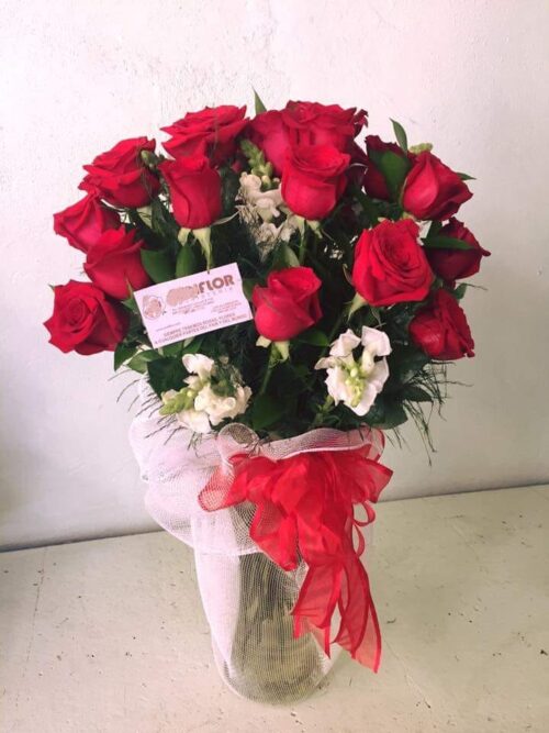 Arreglo de un Jarro con 24 Rosas Rojas Importadas.